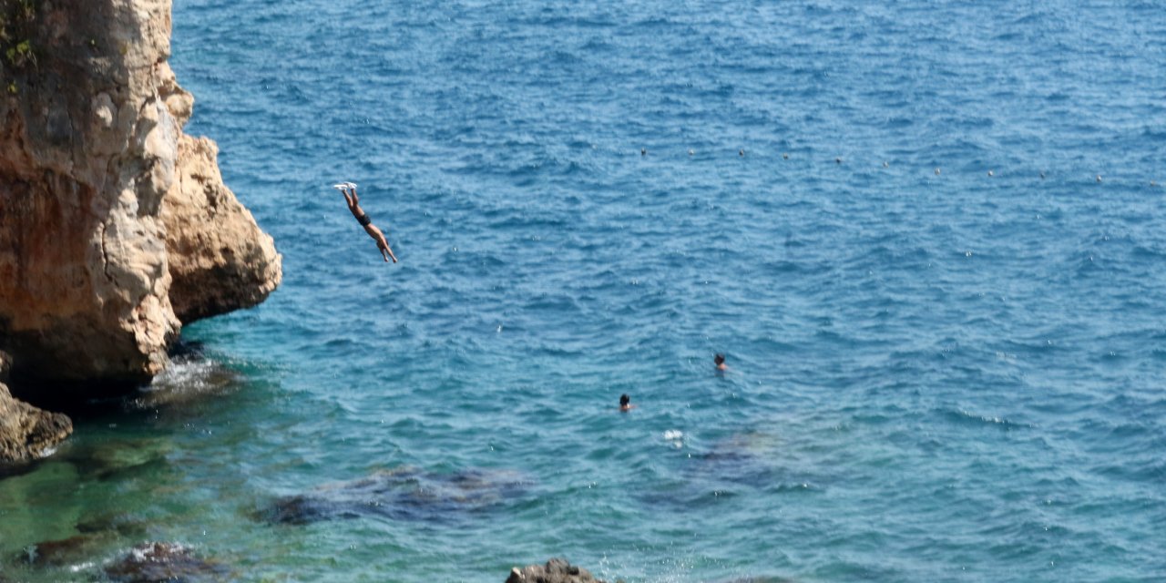 Sıcak havada deniz keyfi, falezlerde tehlikeli atlayış