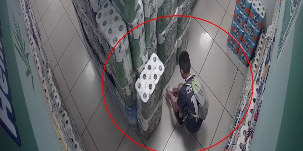 Markete giren çocuk, kağıt havluları tutuşturdu