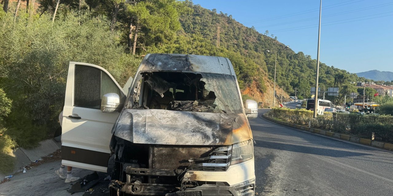 Turistleri Taşıyan Minibüs Alev Aldı!