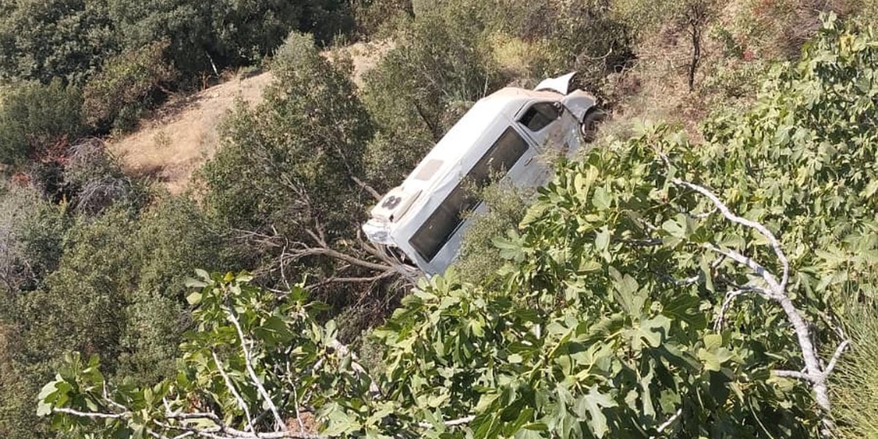 Servis minibüsü, uçuruma yuvarlandı: Öğrenciler yaralandı!