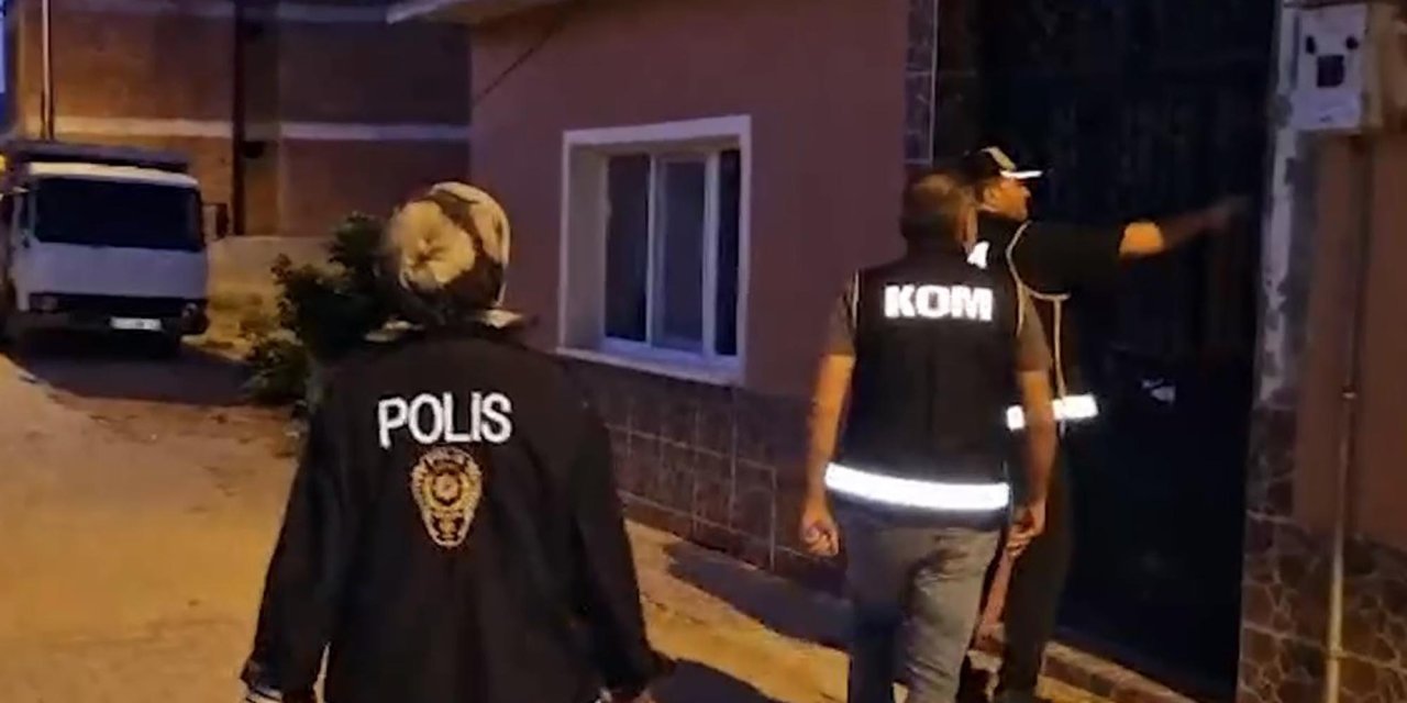 Kendilerini bankacı olarak tanıtıp, 65 bin TL dolandıran 4 kişi yakalandı
