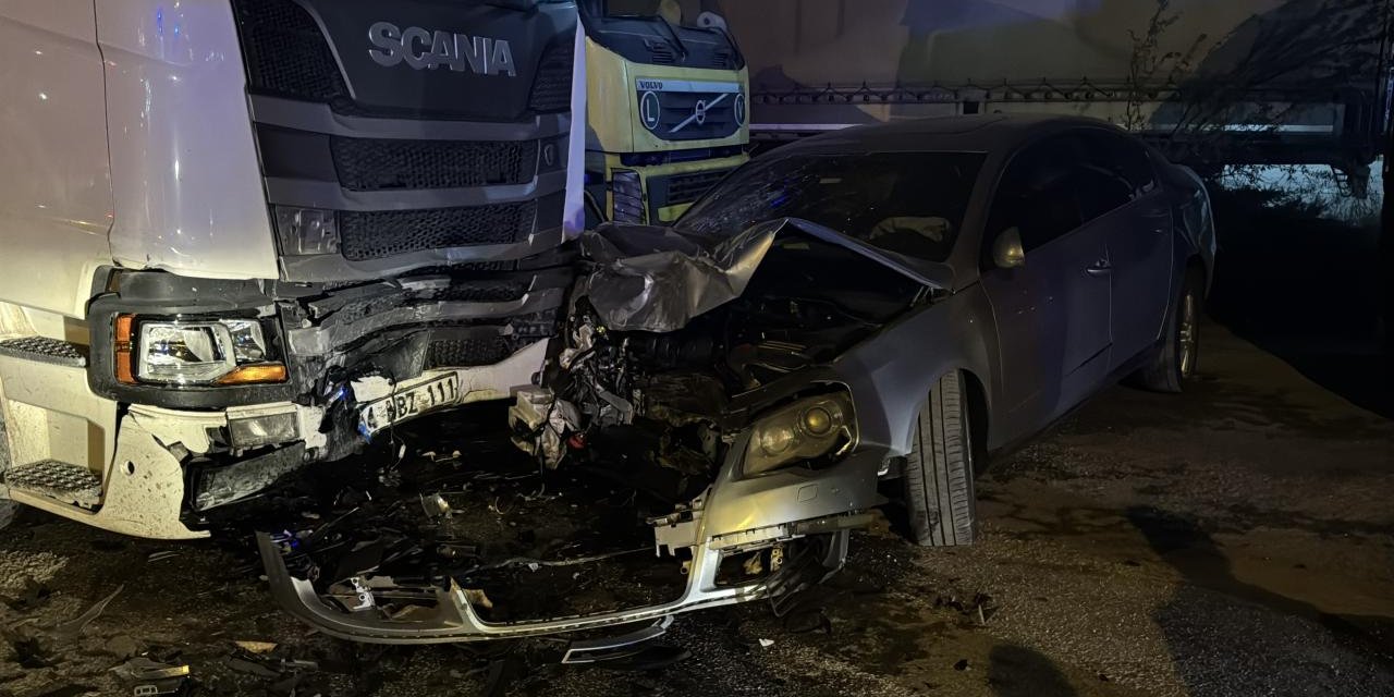 Park halindeki araçlara çarpan otomobildeki 4 kişi ağır yaralandı