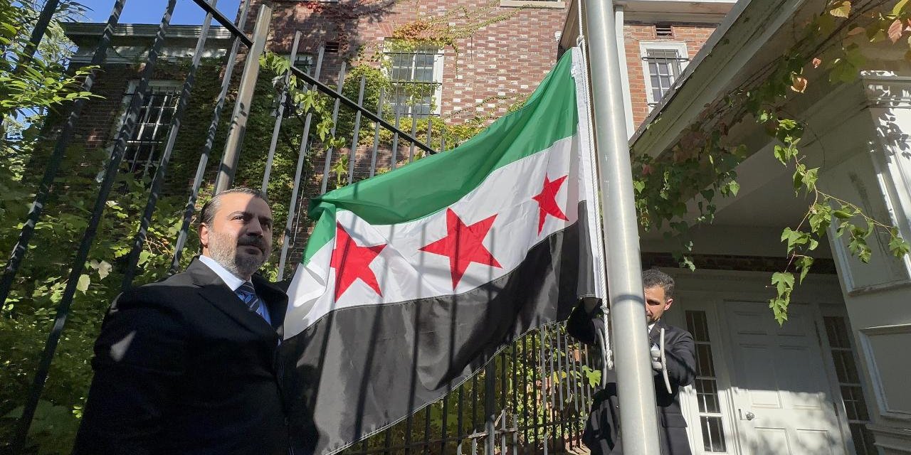Suriye bayrağı, Washington’da göndere çekildi