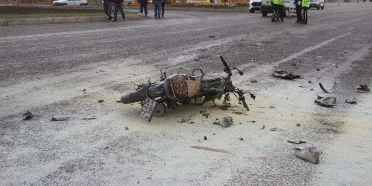 İşçi servisi ile motosiklet çarpıştı: 2 yaralı