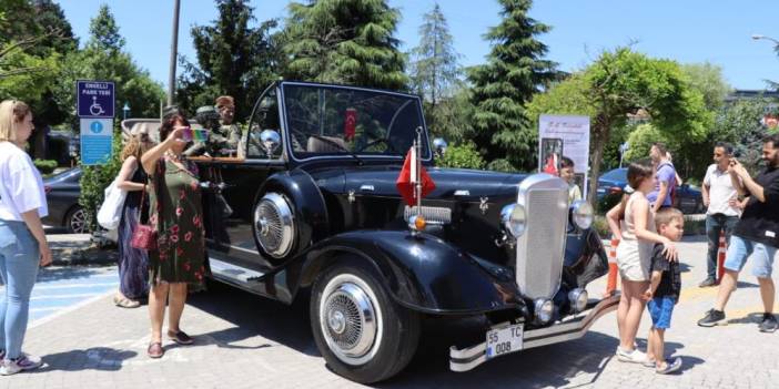 O Arabayı Görenler Peşinden Koştu! Fotoğraf Çekinmek İçin Sıraya Girdiler! İşte Sebebi...