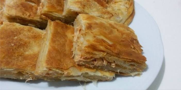 Konyalıların çok sevdiği lezzet. Bu börek pilavla hazırlanıyor ve çok lezzetli oluyor