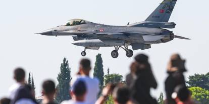 Alper Gezeravcı, F-16 ile Adana semalarında süzüldü, nefesleri kesti