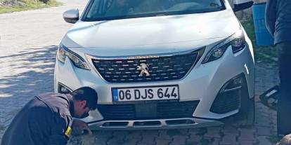 Konya'da otomobilin motoruna sıkışan kedi kurtarıldı