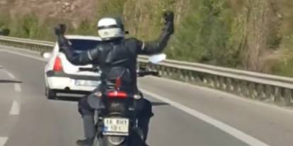 Motosiklet üzerinde dans edip kilometrelerce ilerledi