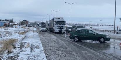 Konya'da kar yağışı ve tipi ulaşımı etkiliyor