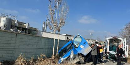 Konya'da kargo minibüsü yan yattı: 1 yaralı