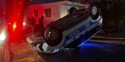 Mersin’de otomobille çarpışan polis aracı ters döndü: 1 yaralı