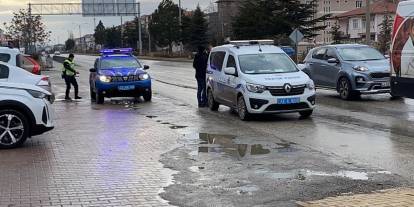 Jandarmanın dur ihtarına uymayarak kaçan plakasız otomobil polise yakalandı