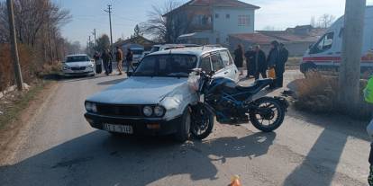 Konya’da motosiklet ile otomobil çarpıştı: 1’i ağır 2 yaralı