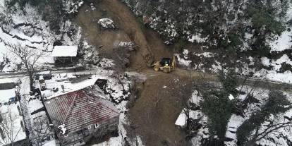 Sinop'ta toprak kayması: Kapanan yol ulaşıma açıldı