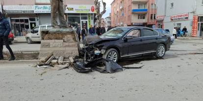 Konya'da kontrolden çıkan otomobil heykele çarptı