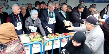 Bakan Memişoğlu, vatandaşlara balık ekmek dağıttı