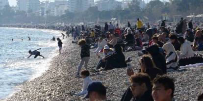 Antalya şubatta baharı yaşadı