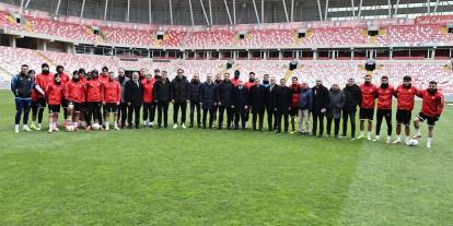 Sivas protokolünden Konyaspor maçı öncesi takıma ziyaret