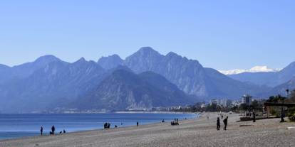 Soğuk hava Antalya'da da hissedildi, güneşe rağmen sahil boş kaldı