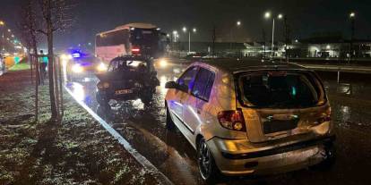 Yağış sebebiyle kayan otomobil, trafik ışıklarında bekleyen araca çarptı: 5 yaralı