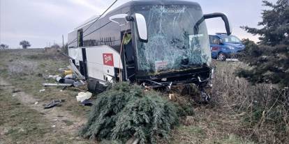 Feci kaza! Yoldan çıkıp boş araziye giren tur otobüsündeki 37 kişi yaralandı