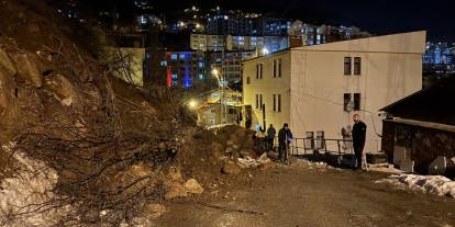 Artvin'de heyelan nedeniyle mahalle yolu ulaşıma kapandı