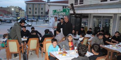 Yunak'ta gençler ve çocuklar iftar programında bir araya geldi