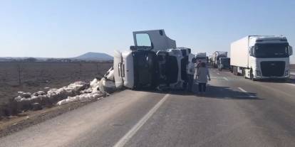 Konya'da devrilen tırın sürücüsü yaralandı