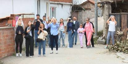 Baharın müjdecisi Yaren leyleğin geldiğini haber alanlar köye akın etti