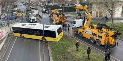 Otobüs kaza yaptı, yol 2,5 saat kapalı kaldı