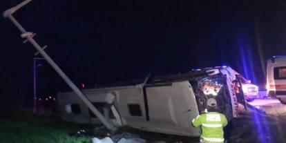 Van'da yolcu otobüsü devrildi: 28 yaralı