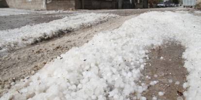 Beyşehir'de sağanak ve dolu etkili oldu