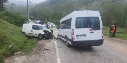 Bursa'da işçi servisi ile hafif ticari araç çarpıştı: 13 yaralı