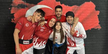 Kick boksçu anne baba 3 çocuğuyla beraber ringlerin tozunu attırıyor