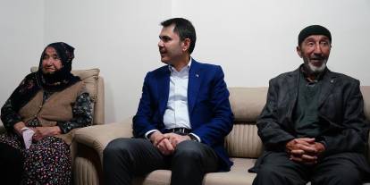 Bakan Kurum yeni köy evlerine taşınan aileye misafir oldu