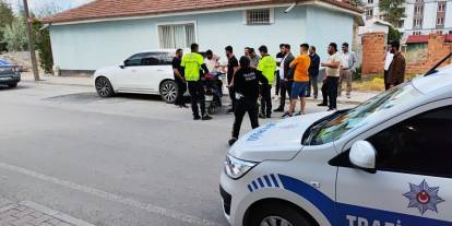 Park halindeki cipe çarpan motosikletli yaralandı