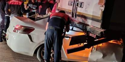 Mersin'de otomobil park halindeki tıra çarptı: 2 ölü
