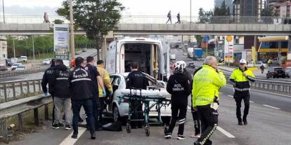 Otomobilin otobüse ve refüje çarptığı kazada 1 kişi öldü, 4 kişi yaralandı