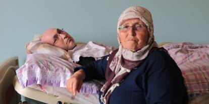16 yıldır yatağa bağımlı oğluna bakıyor