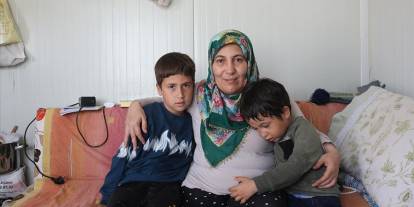 Depremde sağ bacağını kaybeden anne, iki çocuğu için hayata sımsıkı sarıldı