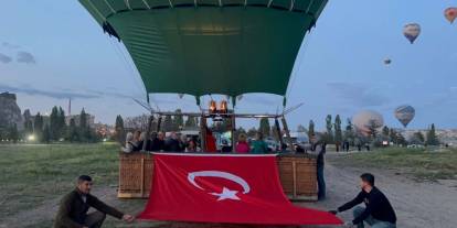 Kapadokya'da balonlar, 19 Mayıs'ta Türk bayrakları ile havalandı