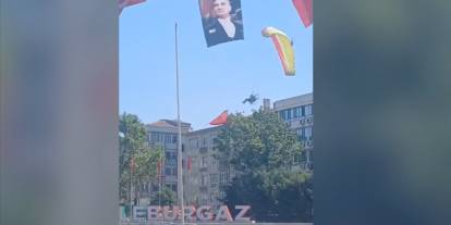Gösteri uçuşu yapan paramotor kamyonetin üzerine düştü