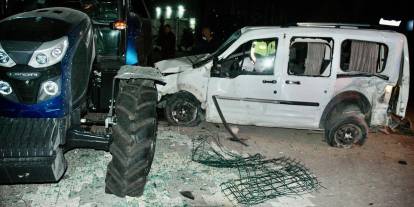 Yoldan çıkan araç traktöre çarptı!