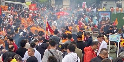 Galatasaraylı taraftarlar Yenikapı’ya akın etti