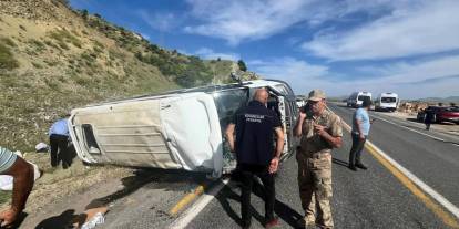 Elazığ'da yolcu minibüsü takla attı