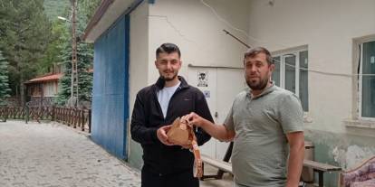 Parkta bulduğu ziynet dolu çantayı sahibine ulaştırdı!