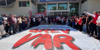 Greve çıkan binlerce işçi İzmir Büyükşehir önünde toplandı