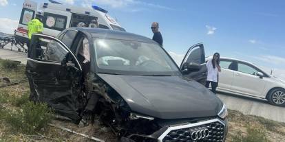 Konya'da otomobil kamyona çarptı: 2 yaralı