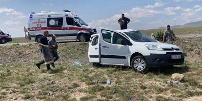 Konya'da lastiği patlayan hafif ticari araç takla attı: 2 yaralı